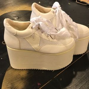 YRU white sparkly Qozmo